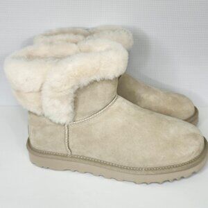 UGG Classic Short Sheepskin Boots Cream Size 8 NEW Never Worn with Box